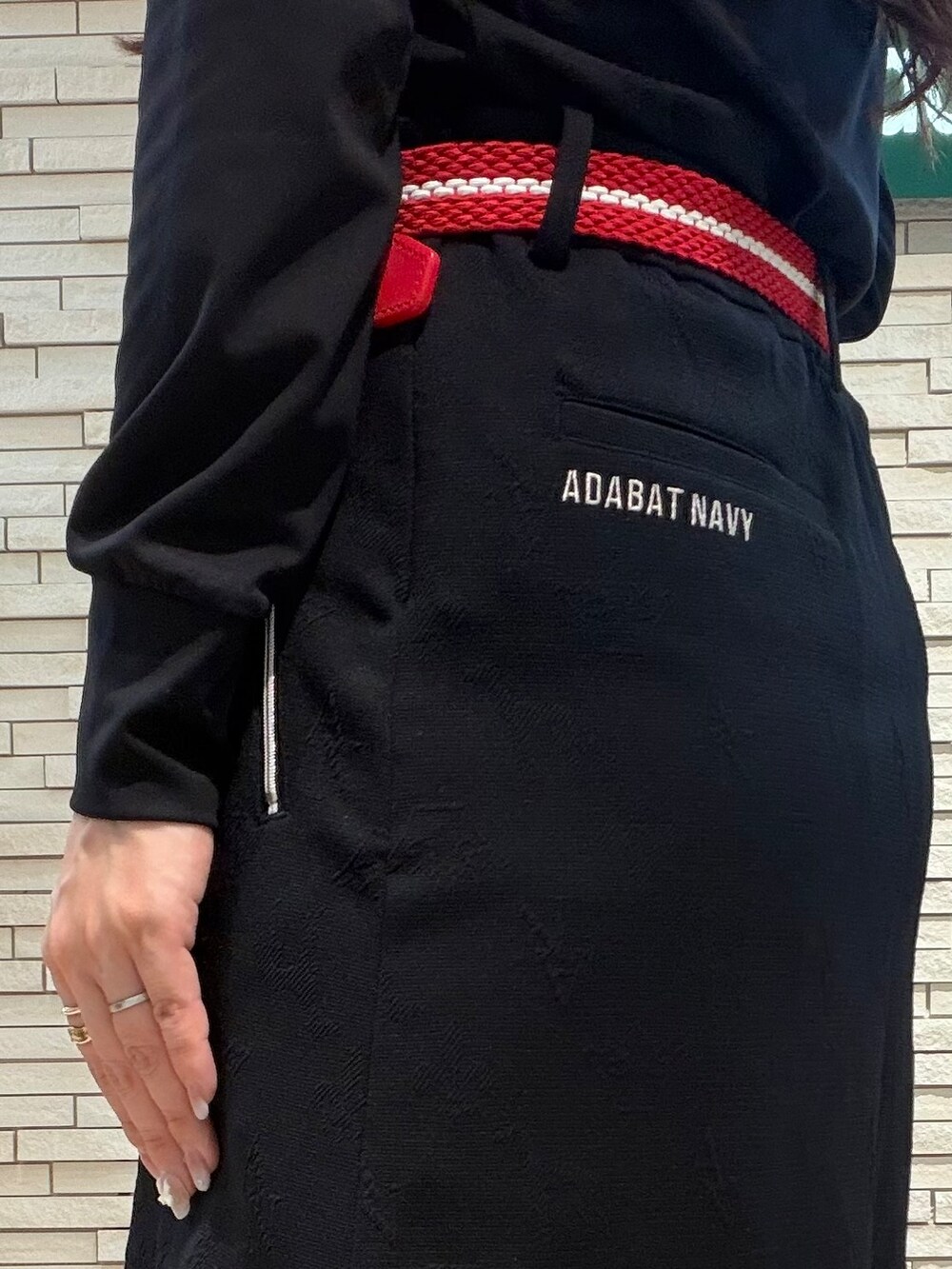 ブラック系のTシャツ/カットソー、ブラック系のスカート、ベージュ系のトートバッグを着用したレディースの秋コーディネートの7枚目の写真
