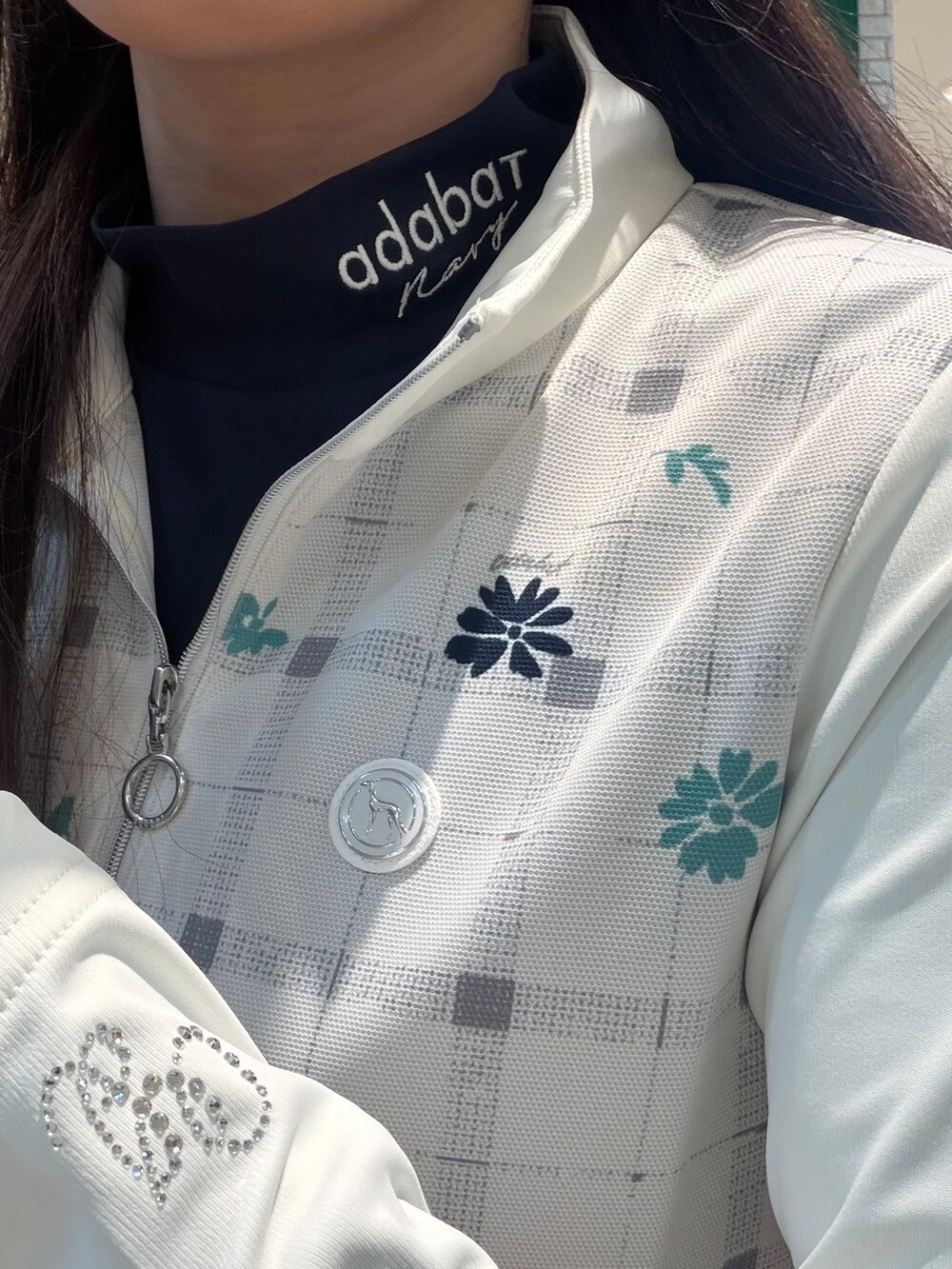 ベージュ系のTシャツ/カットソー、グレー系のスカート、ブルー系のトートバッグを着用したレディースの夏コーディネートの7枚目の写真