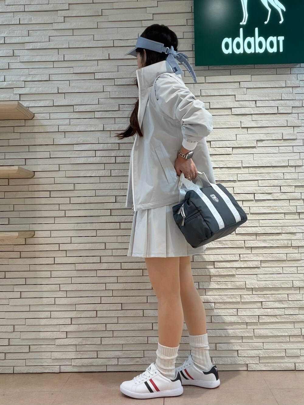 ホワイト系のTシャツ/カットソー、グレー系のポロシャツ、グレー系のブルゾンを着用したレディースの秋コーディネートの2枚目の写真