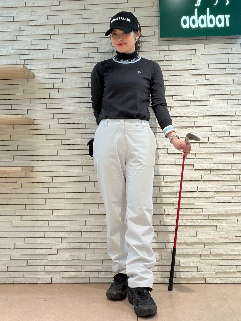 ブラック系のTシャツ/カットソー、グレー系のブルゾン、グレー系のその他パンツを着用したレディースの秋コーディネートの9枚目の写真