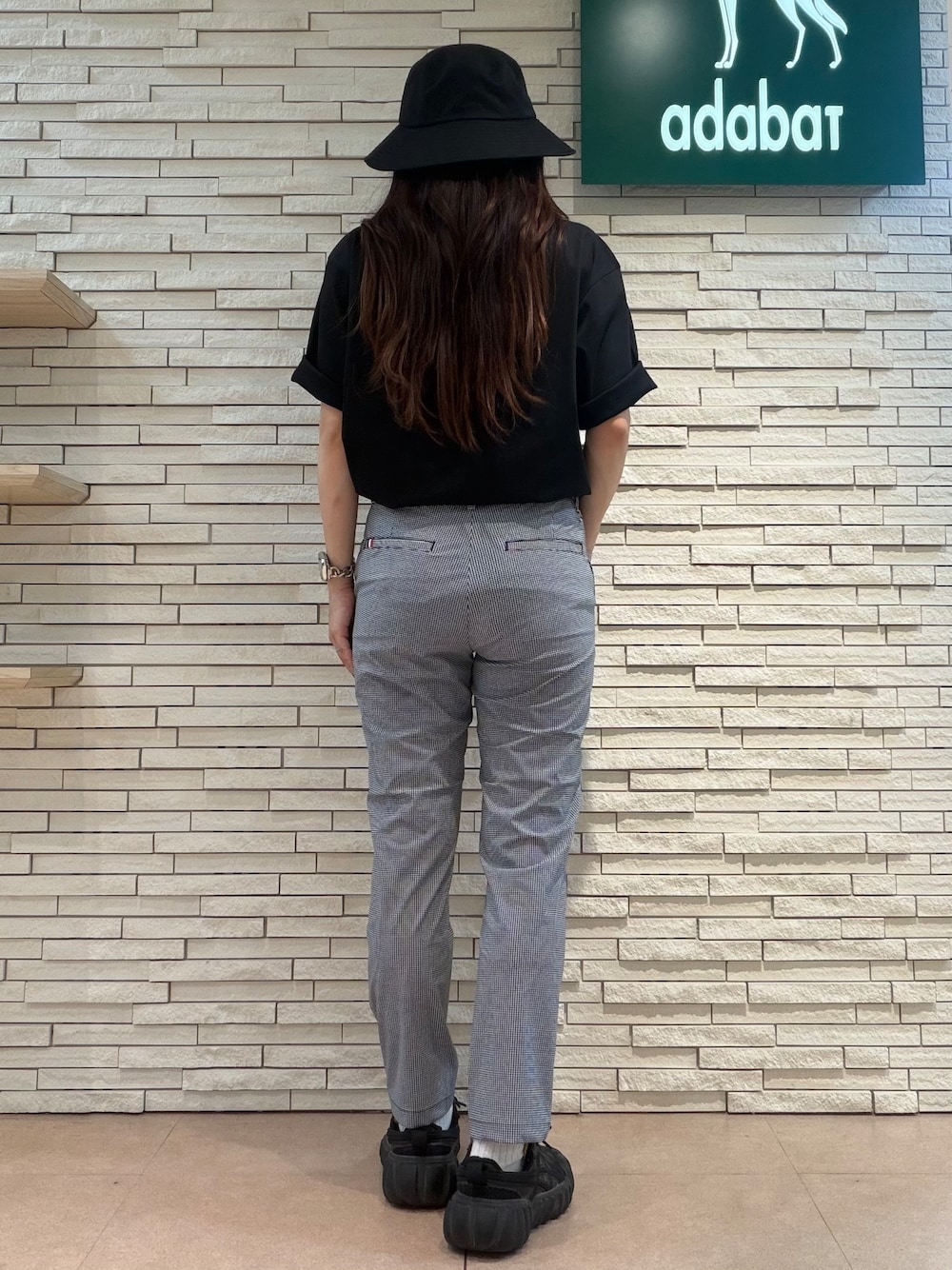 ブラック系のTシャツ/カットソー、ブラック系のその他パンツ、ブラック系のハットを着用したレディースの夏コーディネートの6枚目の写真