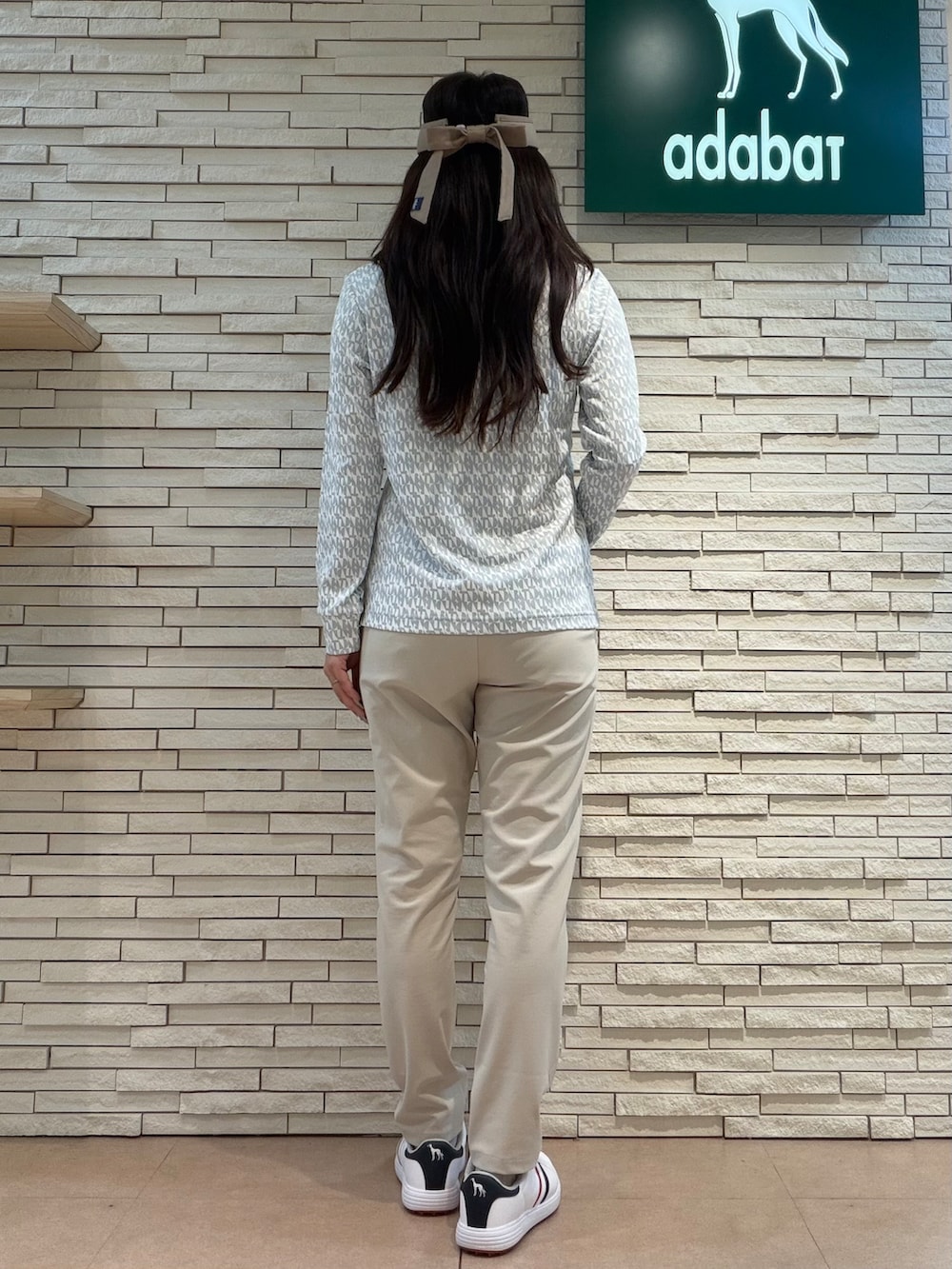ベージュ系のその他パンツ、ベージュ系のハンドバッグ、ホワイト系のその他を着用したレディースの秋コーディネートの6枚目の写真
