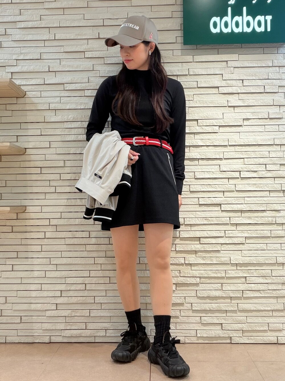 ベージュ系のブルゾン、ブラック系のTシャツ/カットソー、ブラック系のスカートを着用したレディースの秋コーディネートの6枚目の写真