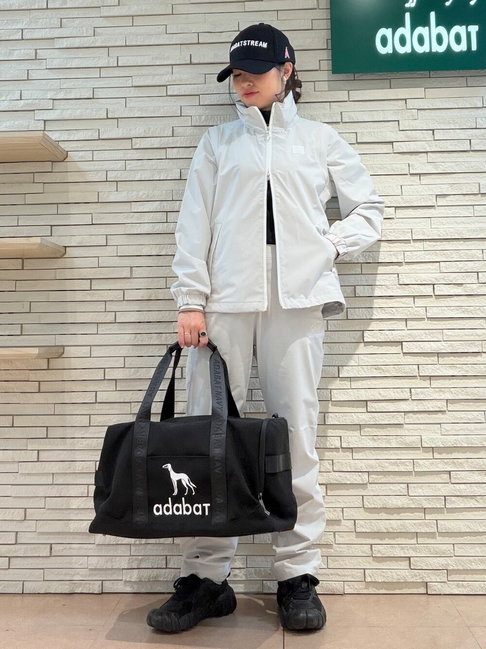 ブラック系のTシャツ/カットソー、グレー系のブルゾン、グレー系のその他パンツを着用したレディースの秋コーディネートの4枚目の写真