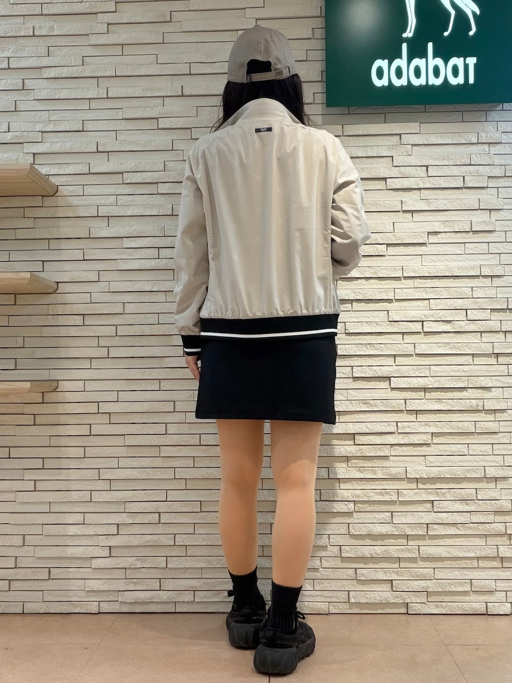 ベージュ系のブルゾン、ブラック系のTシャツ/カットソー、ブラック系のスカートを着用したレディースの秋コーディネートの3枚目の写真