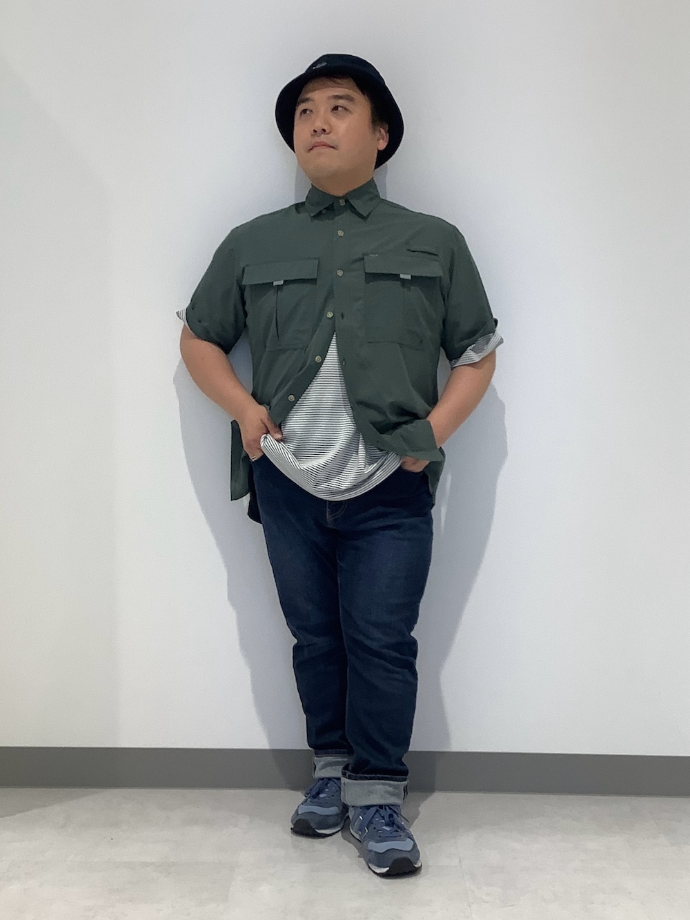 グリーン系のシャツ/ブラウス、グリーン系のTシャツ/カットソー、ブルー系のデニムパンツを着用したメンズの夏コーディネートの2枚目の写真