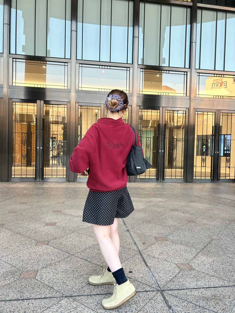 ベージュ系のブーツ、レッド系のスウェット、ブラック系のパンツを着用したレディースの秋コーディネートの3枚目の写真