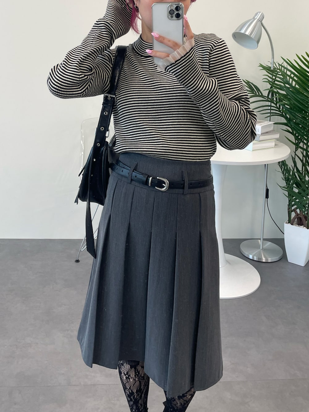 その他のニット/セーター、ブラック系のショルダーバッグ、グレー系のスカートを着用したレディースの秋コーディネートの2枚目の写真
