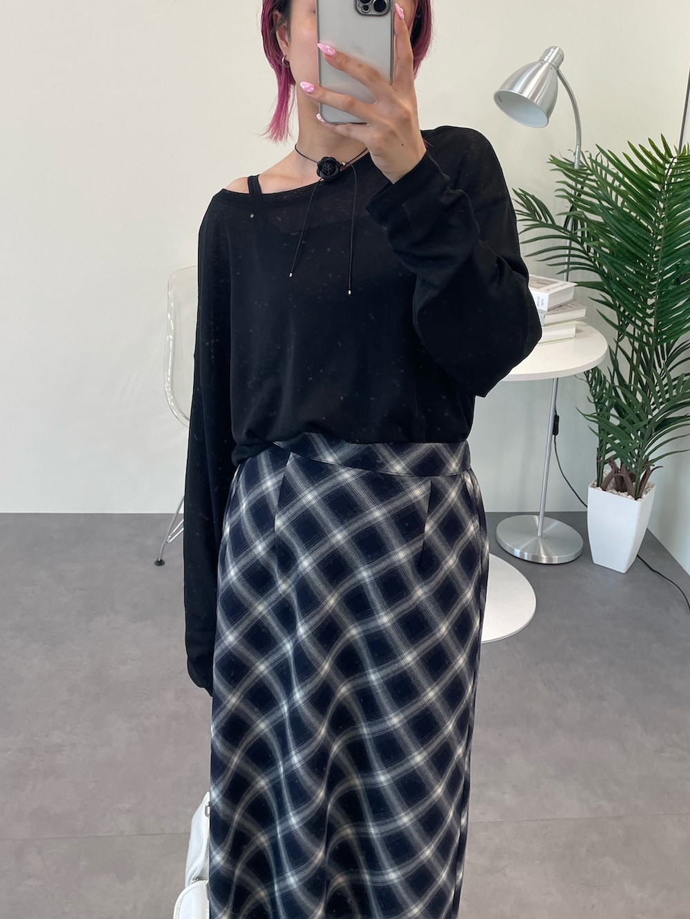 ブラック系のTシャツ/カットソー、ブルー系のスカート、ホワイト系のショルダーバッグを着用したレディースの秋コーディネートの3枚目の写真