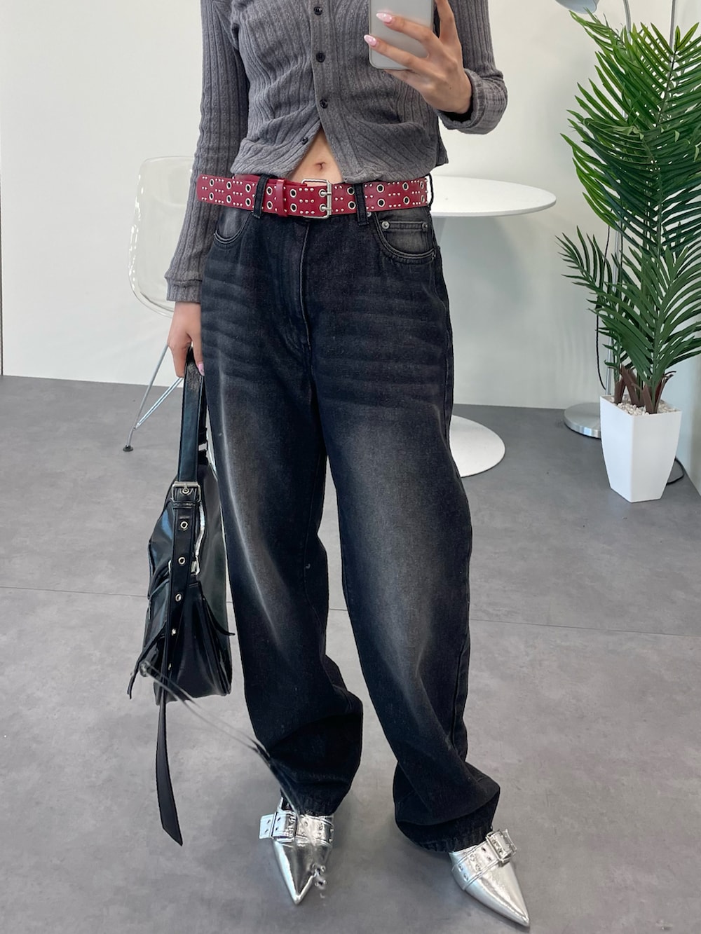 ブラック系のデニムパンツ、ブラック系のショルダーバッグを着用したレディースの秋コーディネートの2枚目の写真