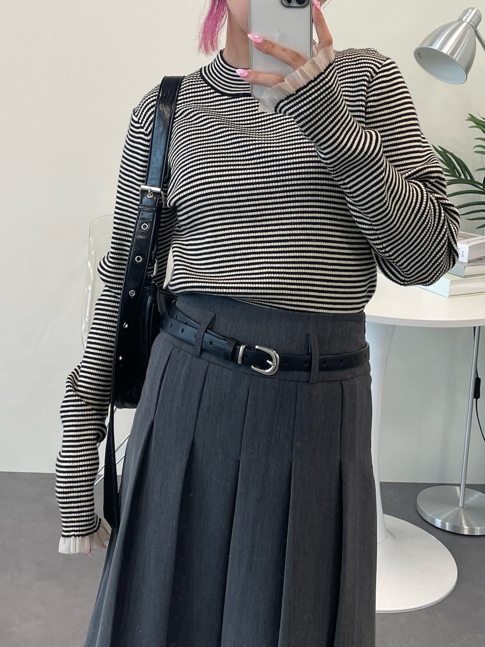 その他のニット/セーター、ブラック系のショルダーバッグ、グレー系のスカートを着用したレディースの秋コーディネートの3枚目の写真