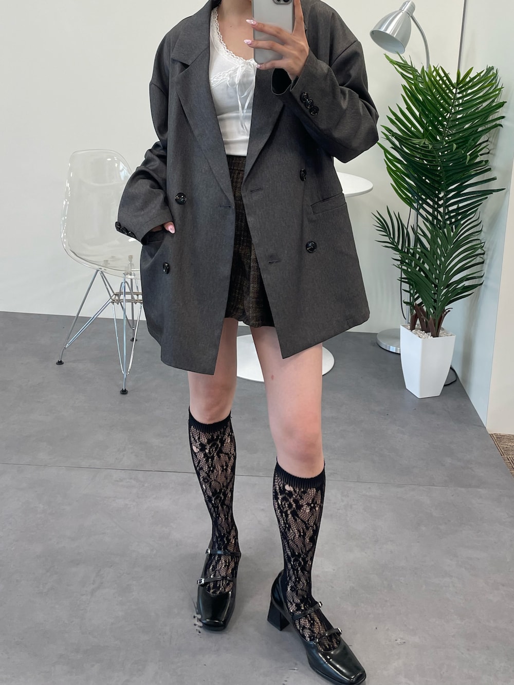 グレー系のテーラードジャケットを着用したレディースの秋コーディネートの2枚目の写真