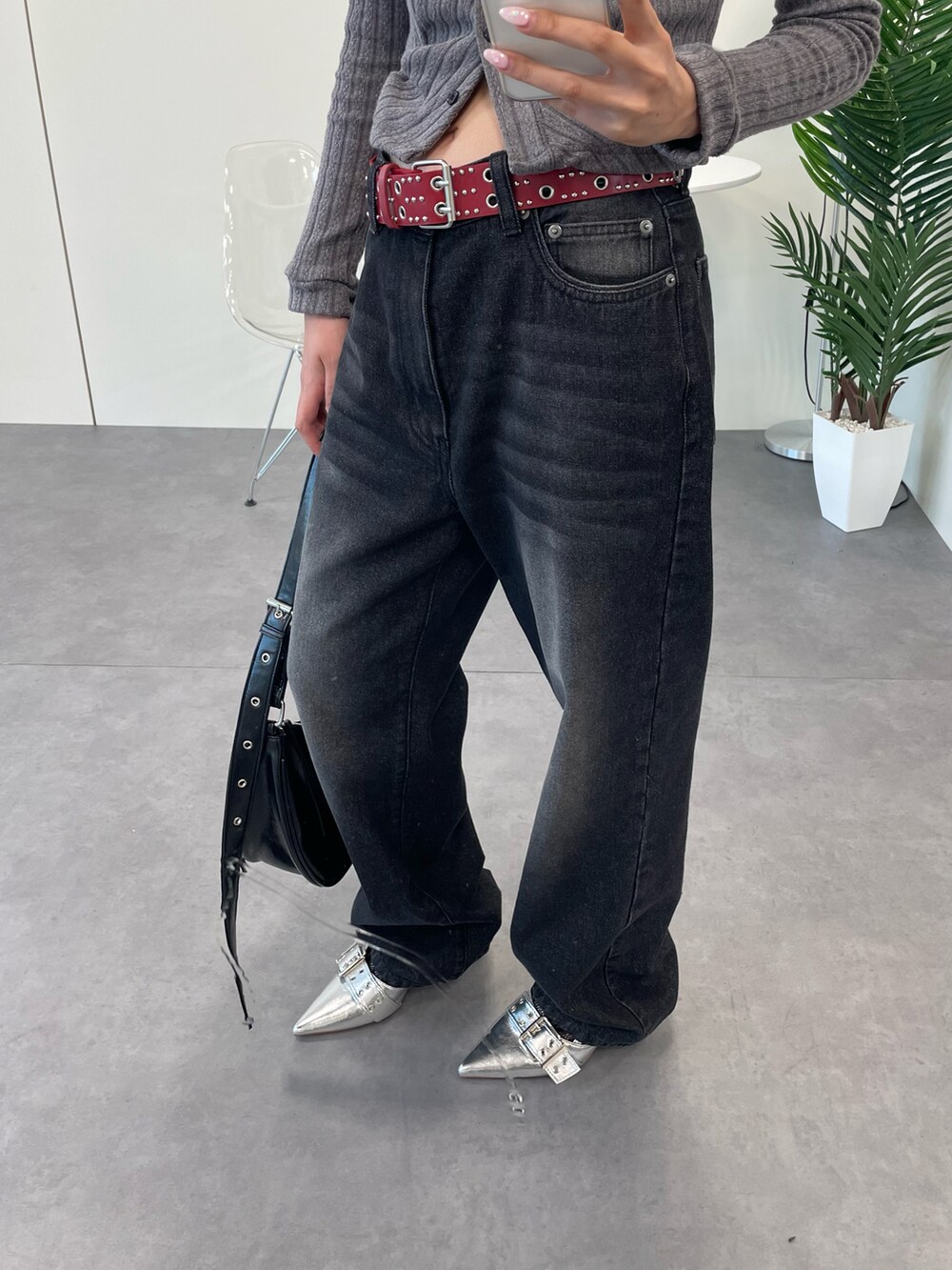 ブラック系のデニムパンツ、ブラック系のショルダーバッグを着用したレディースの秋コーディネートの3枚目の写真