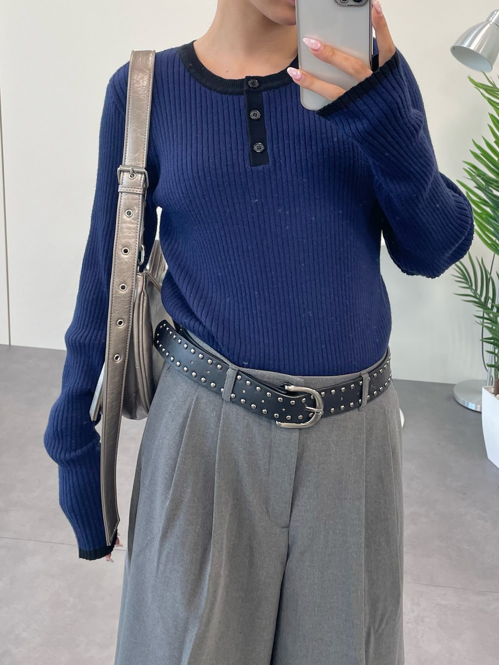 ブラック系のブーツ、その他のショルダーバッグ、グレー系のパンツを着用したレディースの秋コーディネートの4枚目の写真