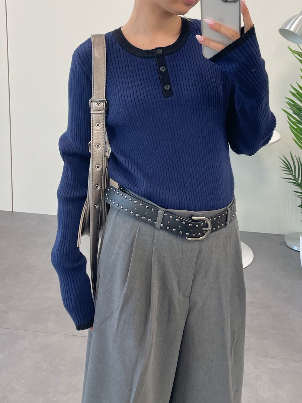 ブラック系のブーツ、その他のショルダーバッグ、グレー系のパンツを着用したレディースの秋コーディネートの3枚目の写真