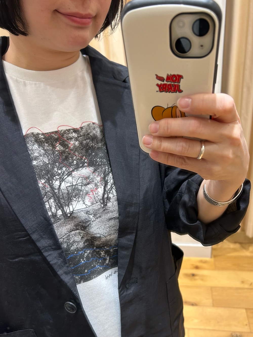 ブラック系のその他アウター、ホワイト系のTシャツ/カットソー、ブラック系のスカートを着用したレディースの春コーディネートの2枚目の写真