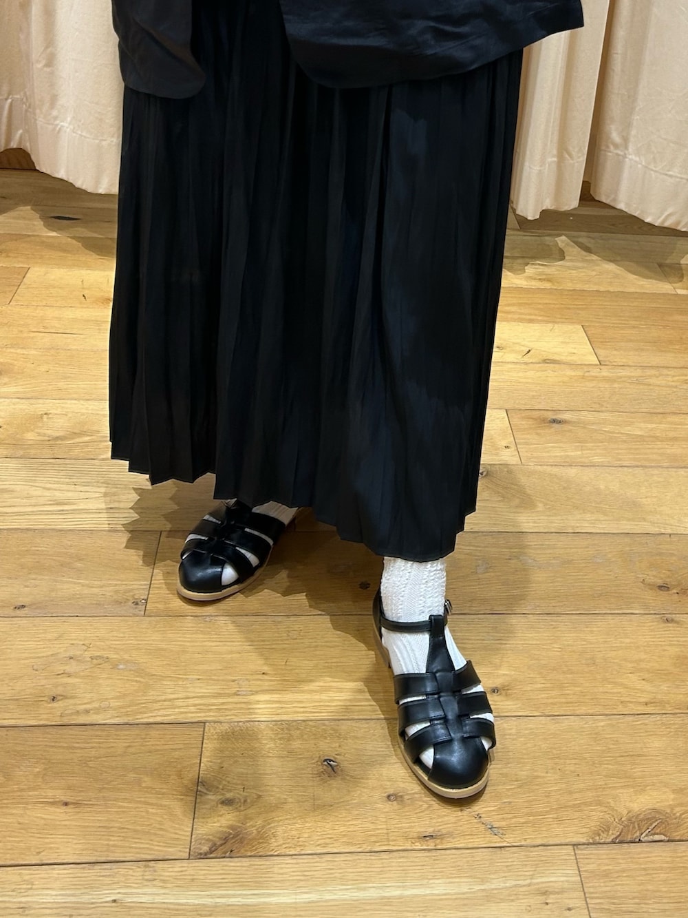 ブラック系のその他アウター、ホワイト系のTシャツ/カットソー、ブラック系のスカートを着用したレディースの春コーディネートの3枚目の写真