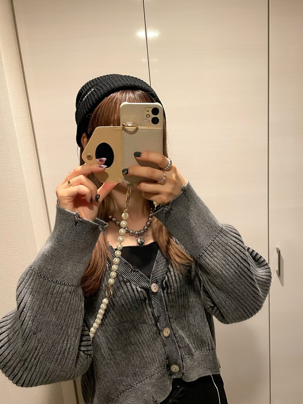 ブラック系のカーディガン/ボレロ、ブラック系のその他パンツ、ブラック系のキャミソールを着用したレディースの秋コーディネートの2枚目の写真