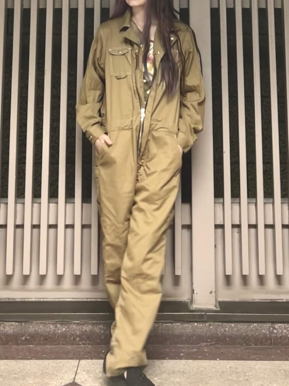 ベージュ系のつなぎ/オールインワン、ブラウン系のTシャツ/カットソー、ブラック系のサンダルを着用したレディースの秋コーディネートの2枚目の写真