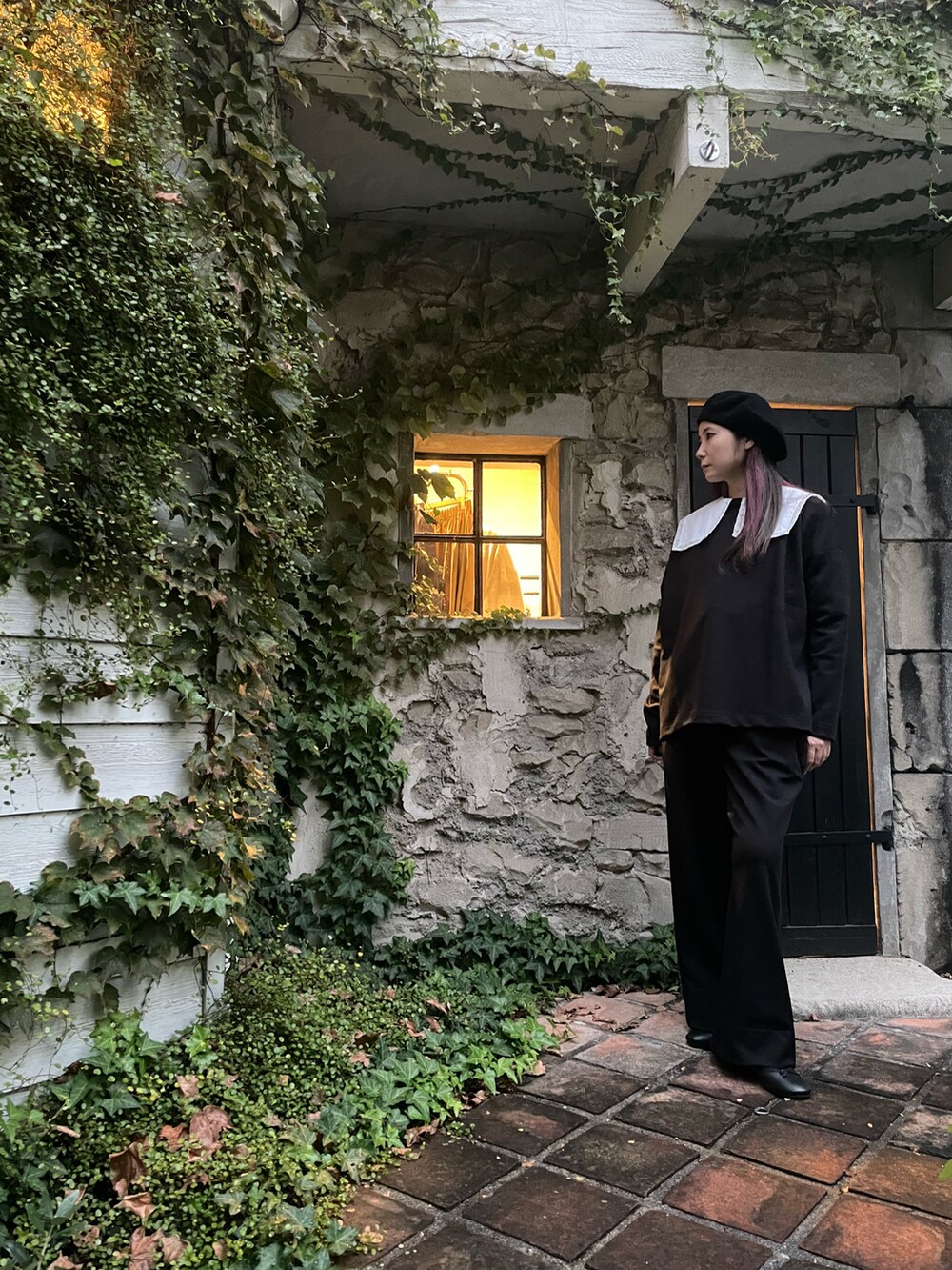 グリーン系のTシャツ/カットソー、ブラック系のその他パンツ、ブラック系のバレエシューズを着用したレディースの冬コーディネートの2枚目の写真