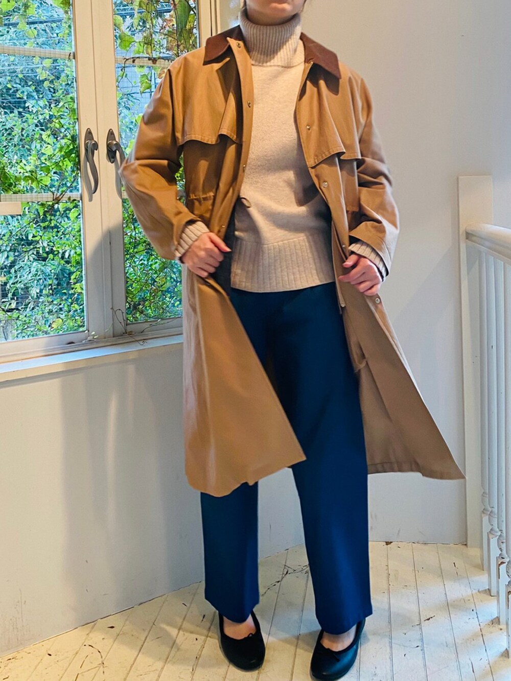 ベージュ系のジャケット/アウター、グレー系のニット/セーター、ブルー系のチノパンツを着用したレディースの冬コーディネートの2枚目の写真