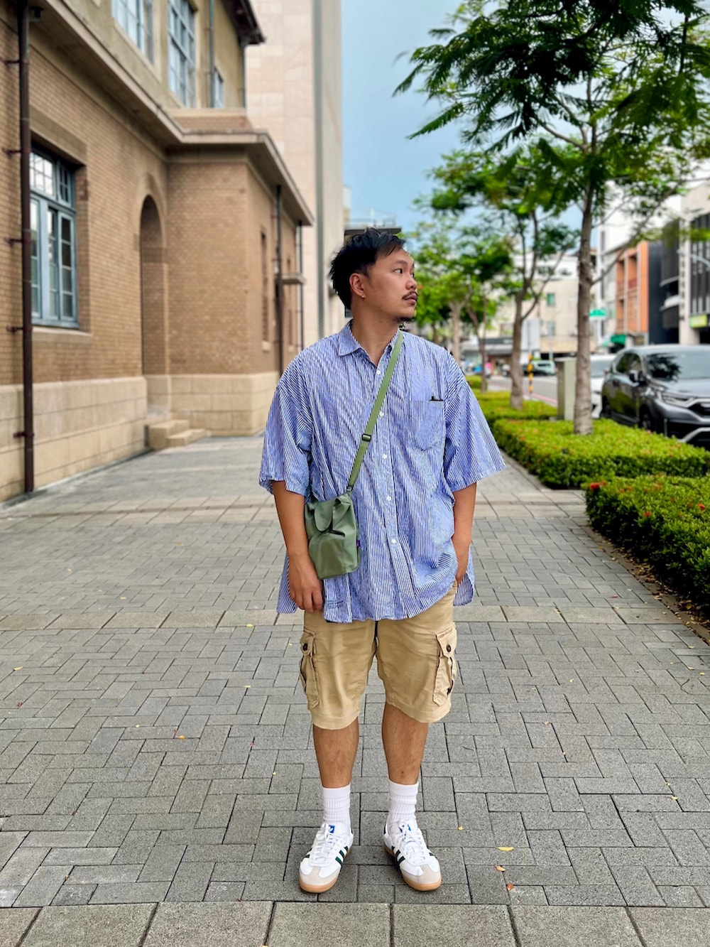 ブルー系のトップス、ベージュ系のパンツ、ホワイト系のスニーカーを着用したメンズの夏コーディネートの3枚目の写真