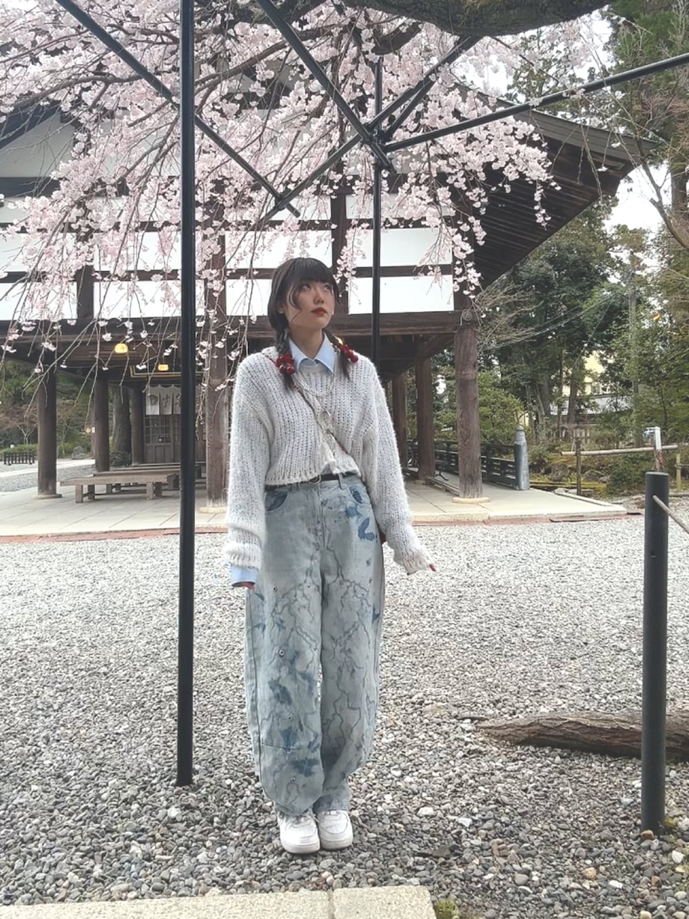 「GRANCY、ブルーデニム、さくらんぼ、桜」｜「GRANCYの【GRANCY】ButtonDesign  Graphic WideDenimPants / ボタンデザイングラフィックワイドデニムパンツ（デニムパンツ、ブルー系）」を使った、ふうなちゃんさん（レディース・159cm）の春コーディネートの2枚目の写真