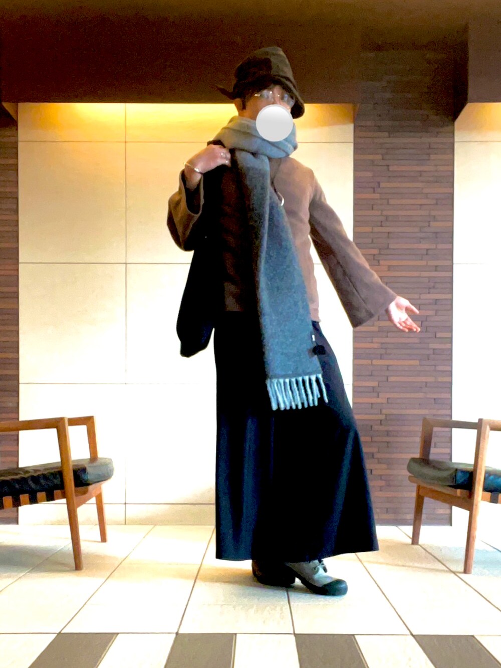 ブラック系のその他パンツ、ブラウン系のスウェット、ブラック系の帽子を着用したメンズの秋コーディネートの2枚目の写真