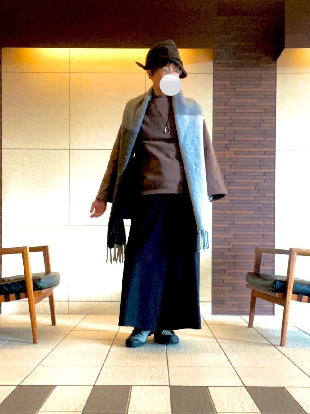 ブラック系のその他パンツ、ブラウン系のスウェット、ブラック系の帽子を着用したメンズの秋コーディネートの3枚目の写真