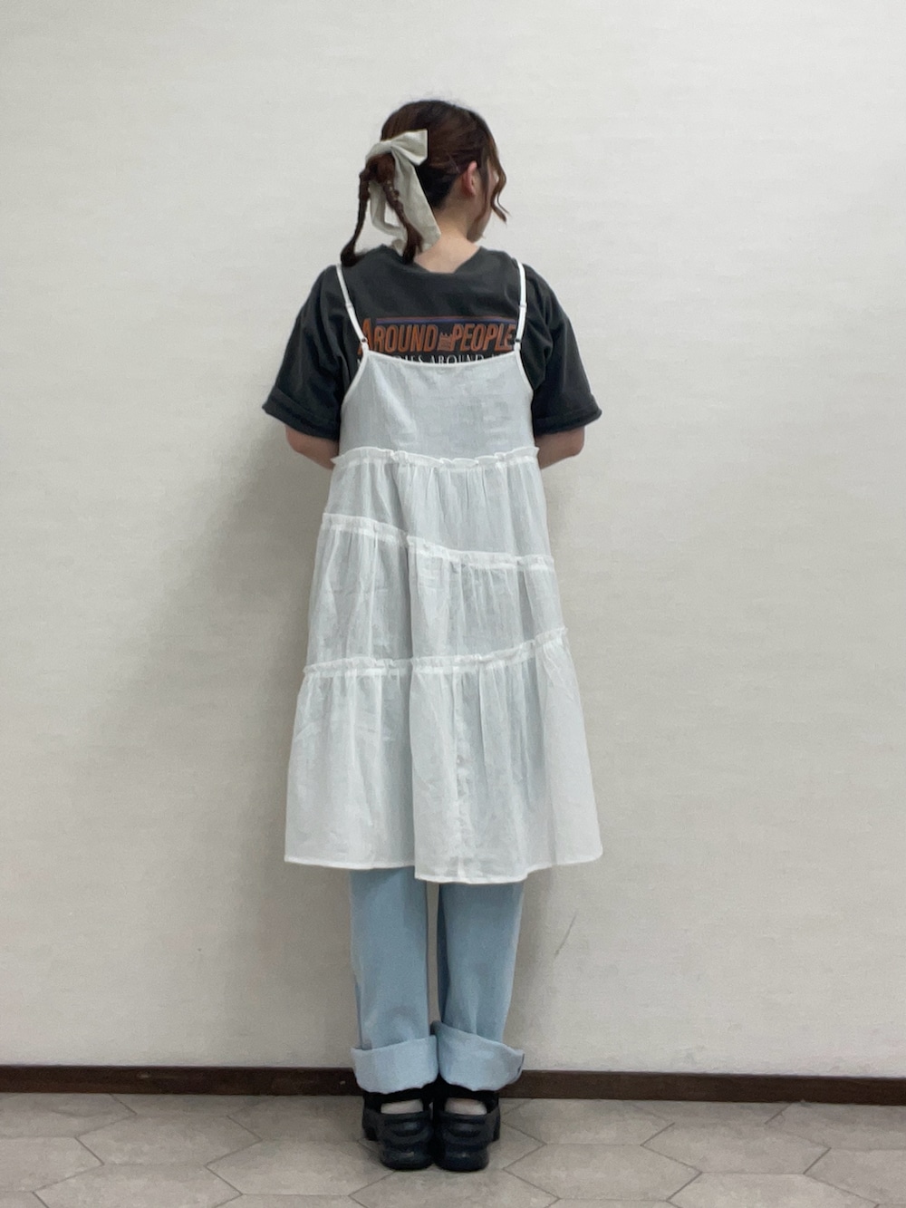 グレー系のTシャツ/カットソー、ホワイト系のワンピース/ドレス、ブルー系のその他パンツを着用したレディースの夏コーディネートの2枚目の写真
