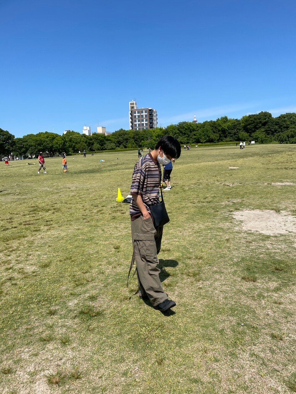 「夏コーデ、お洒落さんとつながりたい、オーバーサイズ、カジュアル、おしゃれさんと繋がりたい、ワイドパンツ、いいね、save、フォローお願いします🤑、カーゴパンツ、Kastane、WHIMSIC」｜「WHIMSICの【WHIMSIC】マルチボーダーニットTシャツ（Tシャツ/カットソー、ブラウン系）」を使った、ぴぴさん（メンズ・170cm）の夏コーディネートの2枚目の写真