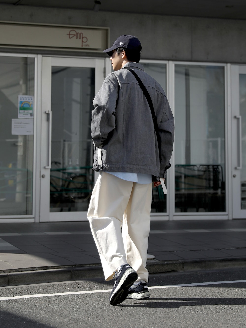 グレー系のデニムジャケット、ホワイト系のその他パンツ、ブルー系のスニーカーを着用したメンズの冬コーディネートの2枚目の写真