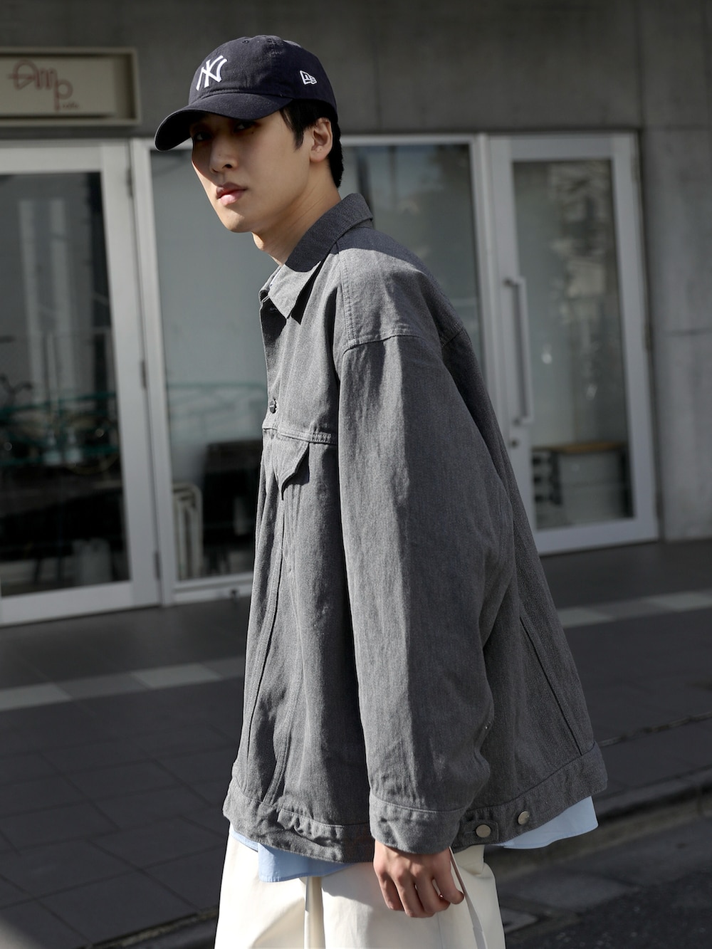 グレー系のデニムジャケット、ホワイト系のその他パンツ、ブルー系のスニーカーを着用したメンズの冬コーディネートの4枚目の写真