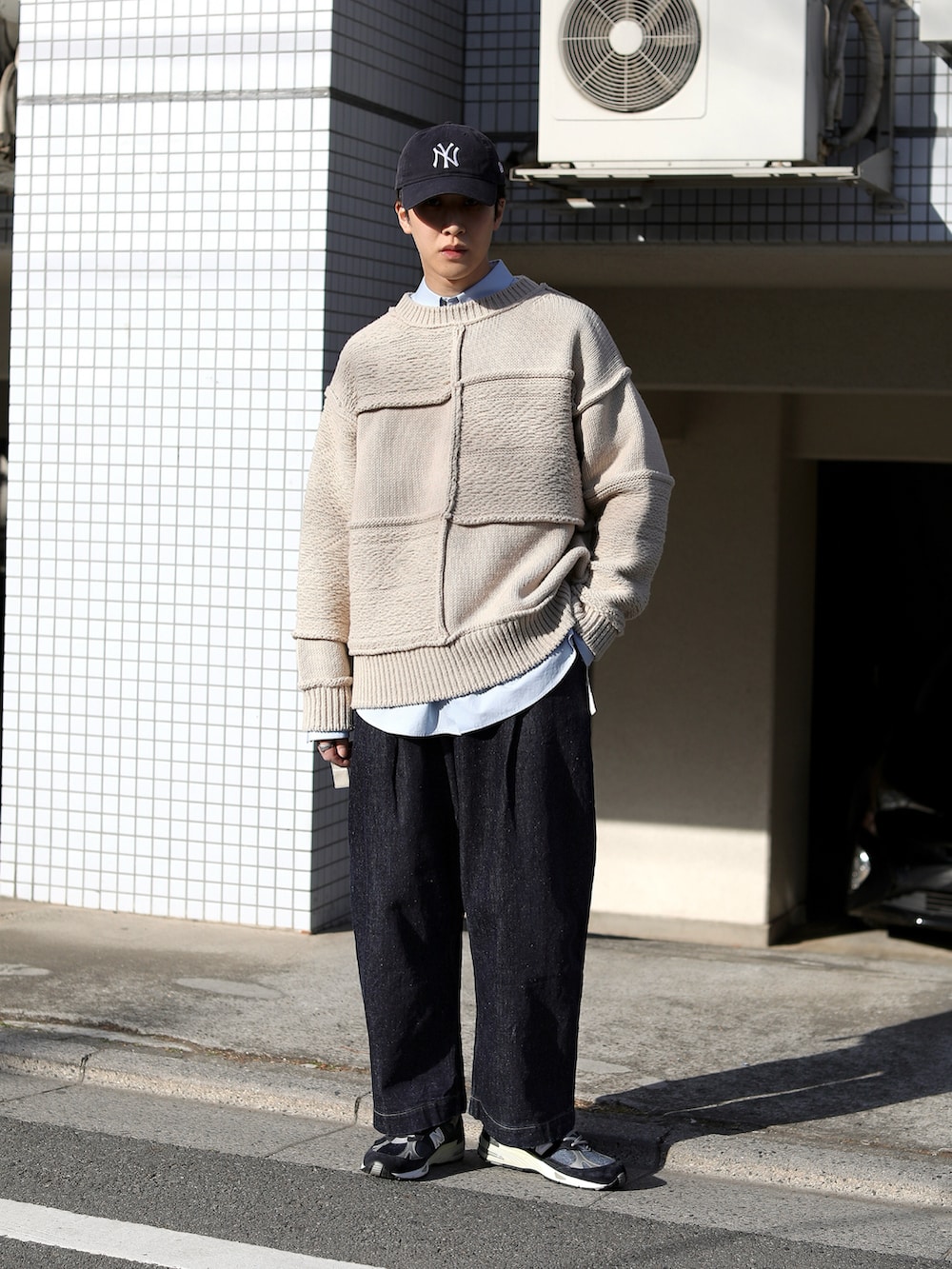 ブルー系のデニムパンツ、ブルー系のスニーカー、ベージュ系のニット/セーターを着用したメンズの冬コーディネートの2枚目の写真