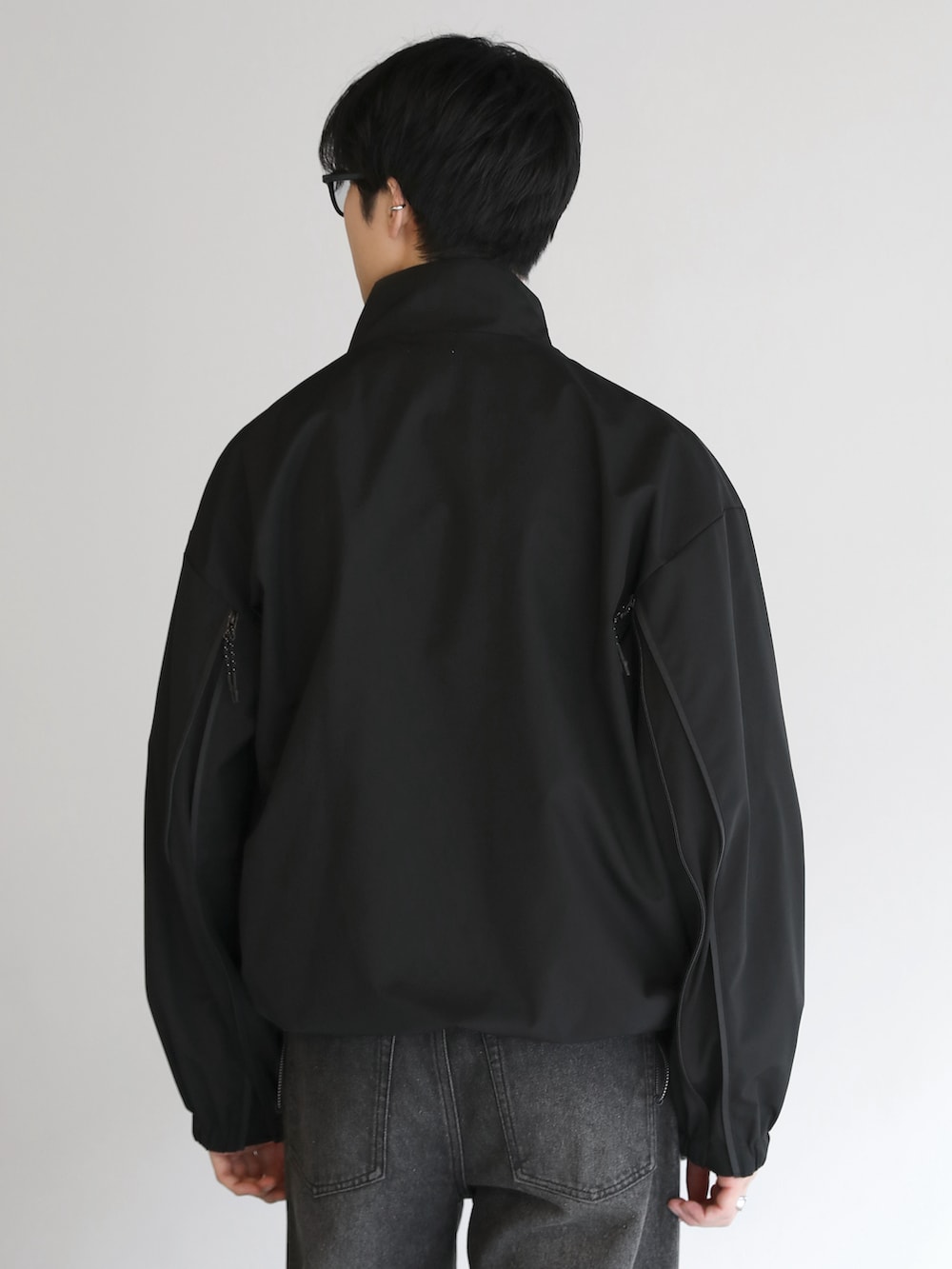 ブラック系のその他アウター、ブラック系のブーツを着用したメンズの秋コーディネートの5枚目の写真