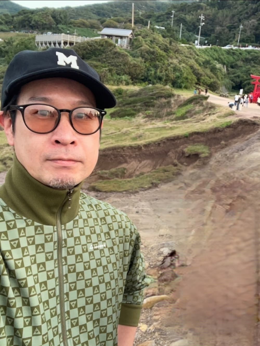 「トラックジャケット、古着、アイリッシュセッター、秋コーデ、古着MIX、元乃隅稲成神社」｜「LE COQのアイテム（ジャージ、グリーン系）」を使った、mackさん（メンズ・175cm）の秋コーディネートの2枚目の写真