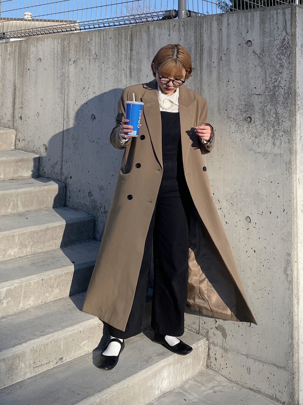 「私の推しブランド、TINA:JOJUN、ティーナジョジュン、オトナカワイイ、オーバーオール、152cm、低身長コーデ、休日スタイル、トレンチコート、ステンカラーコート、シャツスタイル、パールネックレス、カンフーシューズ、白ソックス、サロペット」｜「TINA：JOJUNのストレート オーバーオール TINA：JOJUN（サロペット/オーバーオール、ブラック系）」を使った、udon(23)さん（レディース・152cm）の冬コーディネートの2枚目の写真