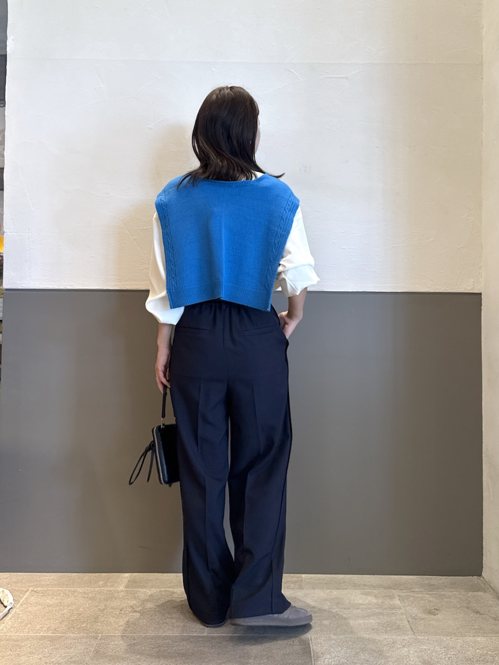 ブルー系のスラックス、ホワイト系のTシャツ/カットソー、ブラック系のベルトを着用したレディースの秋コーディネートの3枚目の写真