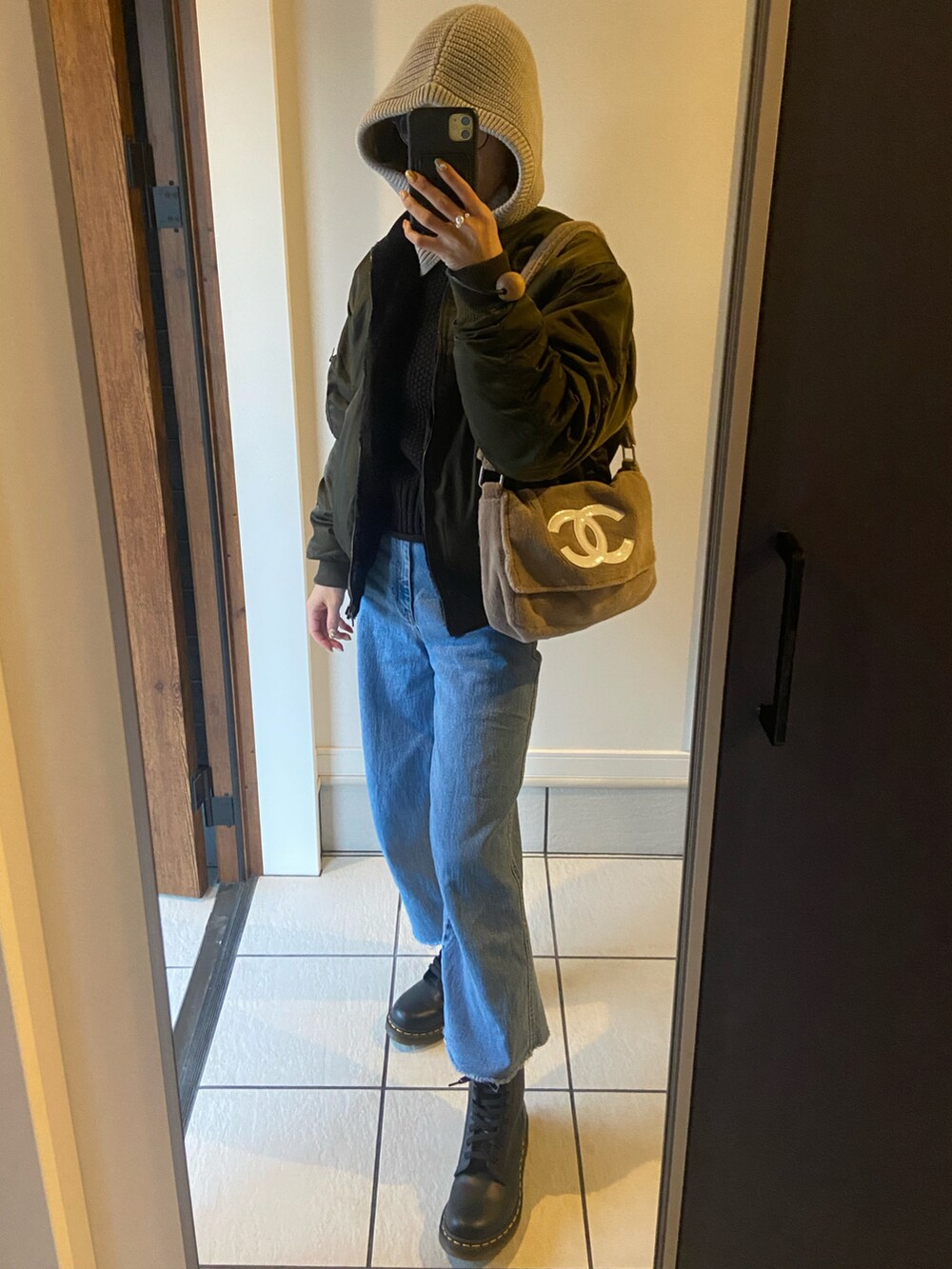 「シンプル、カジュアル、バラクラバ、MA-1、デニム、ブーツ、Dr.Martens、CHANEL」｜「Dr. MartensのDr.Martens ドクターマーチン 8ホールブーツ レディースタイプ 1460W（ブーツ、ブラック系）」を使った、𝑒𝑟𝑖𝑐𝑎さん（レディース・157cm）の冬コーディネートの2枚目の写真
