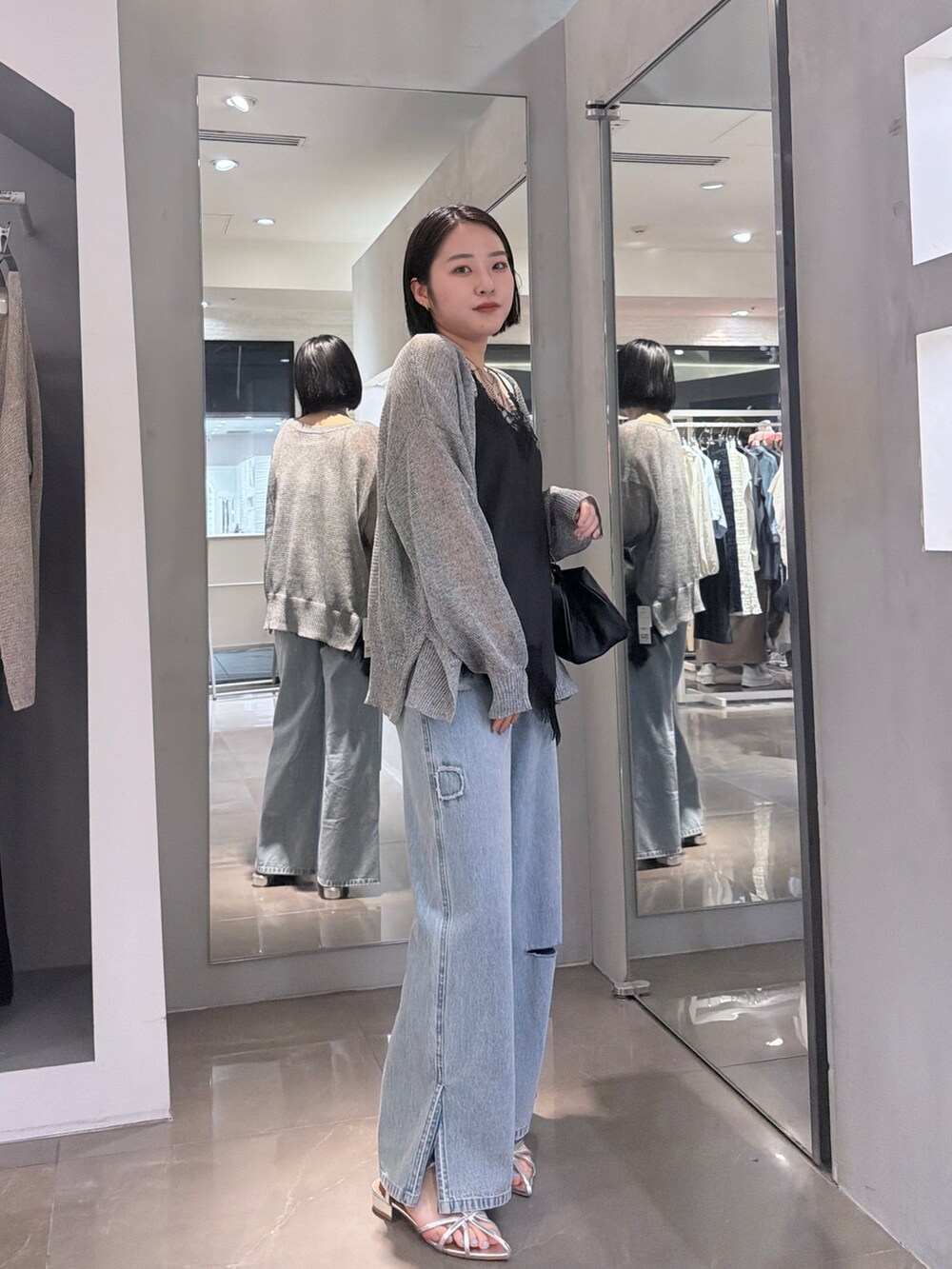 ブラック系のカーディガン/ボレロ、ブルー系のデニムパンツ、ブラック系のシャツ/ブラウスを着用したレディースの夏コーディネートの2枚目の写真