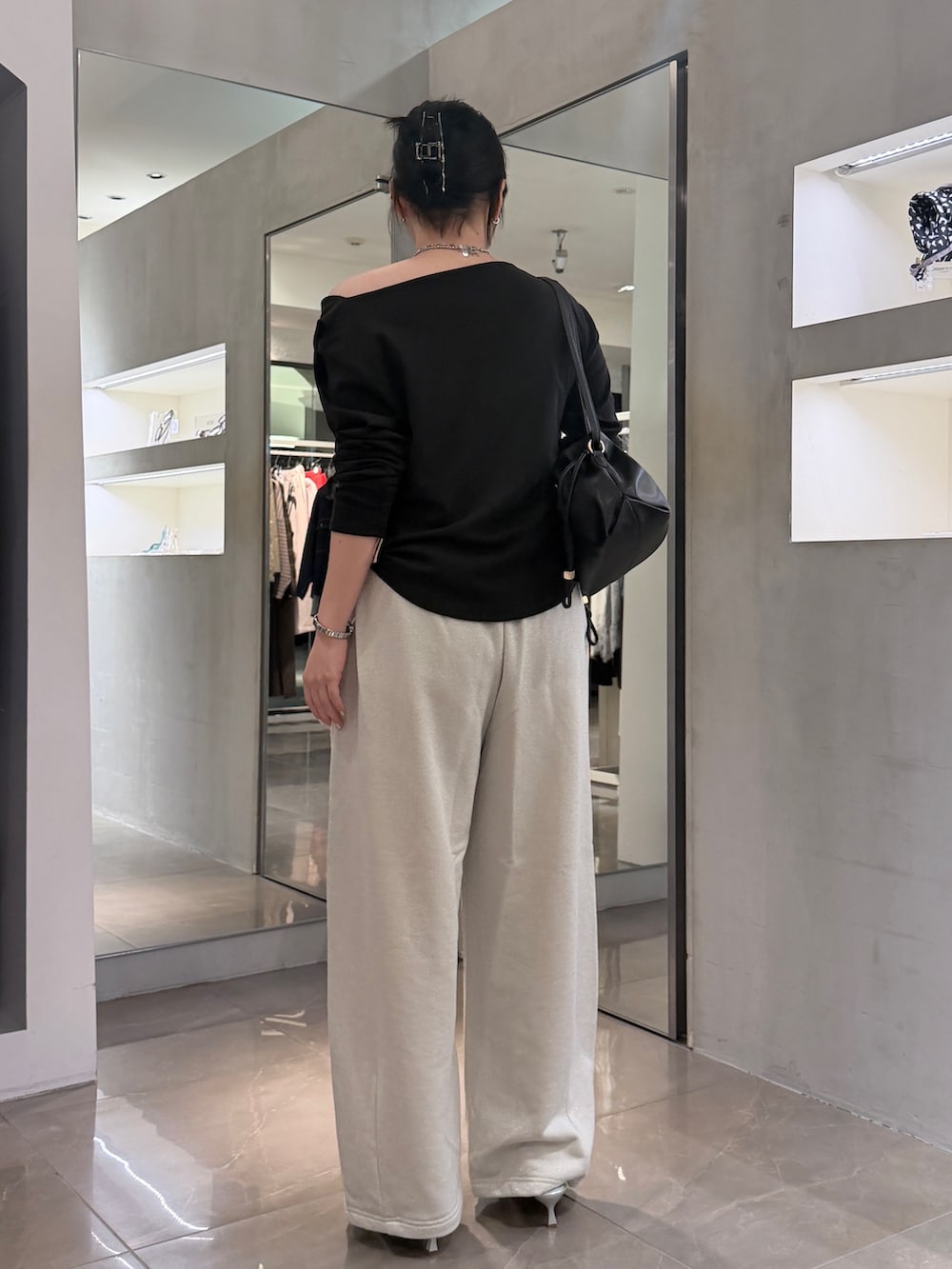 ホワイト系のスウェットパンツ、ブラック系のTシャツ/カットソー、ブラック系のトートバッグを着用したレディースの秋コーディネートの3枚目の写真