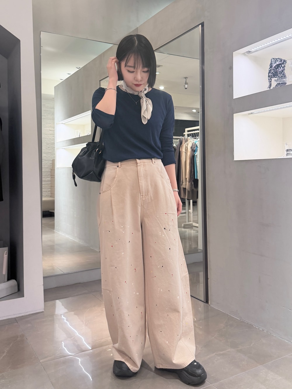 ベージュ系のその他パンツ、ブルー系のTシャツ/カットソー、ブラック系のトートバッグを着用したレディースの秋コーディネートの2枚目の写真