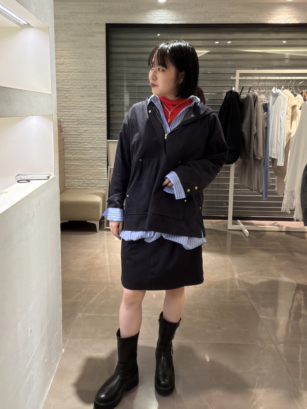 グレー系のシャツ/ブラウス、グレー系のスカート、ブルー系のシャツ/ブラウスを着用したレディースの秋コーディネートの2枚目の写真
