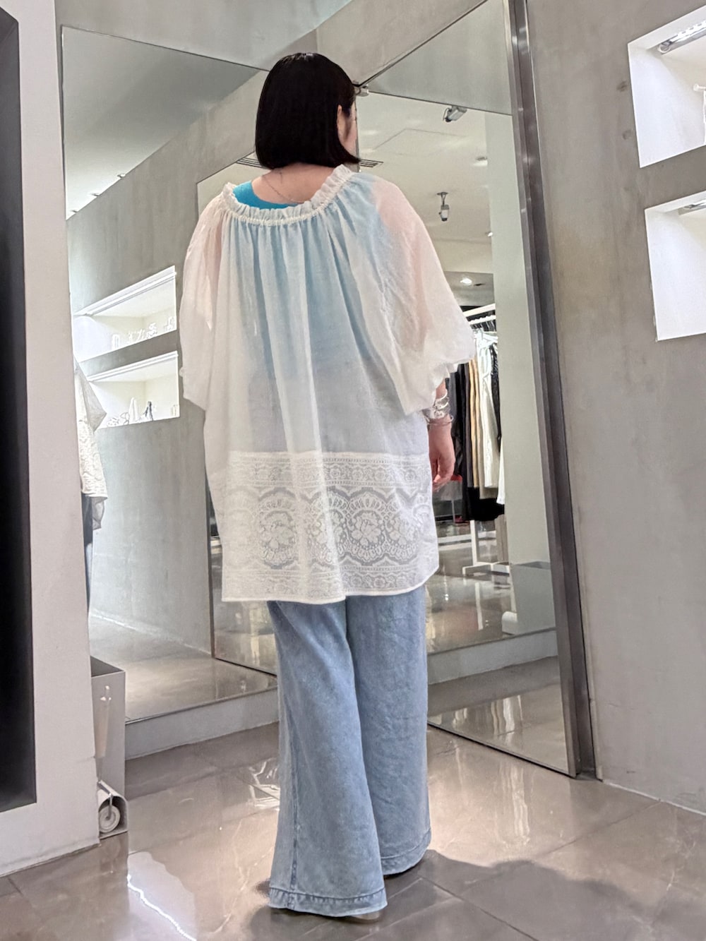 ホワイト系のシャツ/ブラウス、ブルー系のデニムパンツ、シルバー系のその他シューズを着用したレディースの夏コーディネートの3枚目の写真