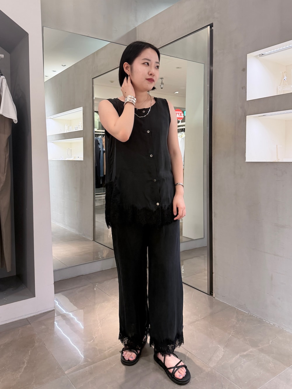 ブラック系のシャツ/ブラウス、ブラック系のその他パンツ、シルバー系のブレスレットを着用したレディースの夏コーディネートの2枚目の写真