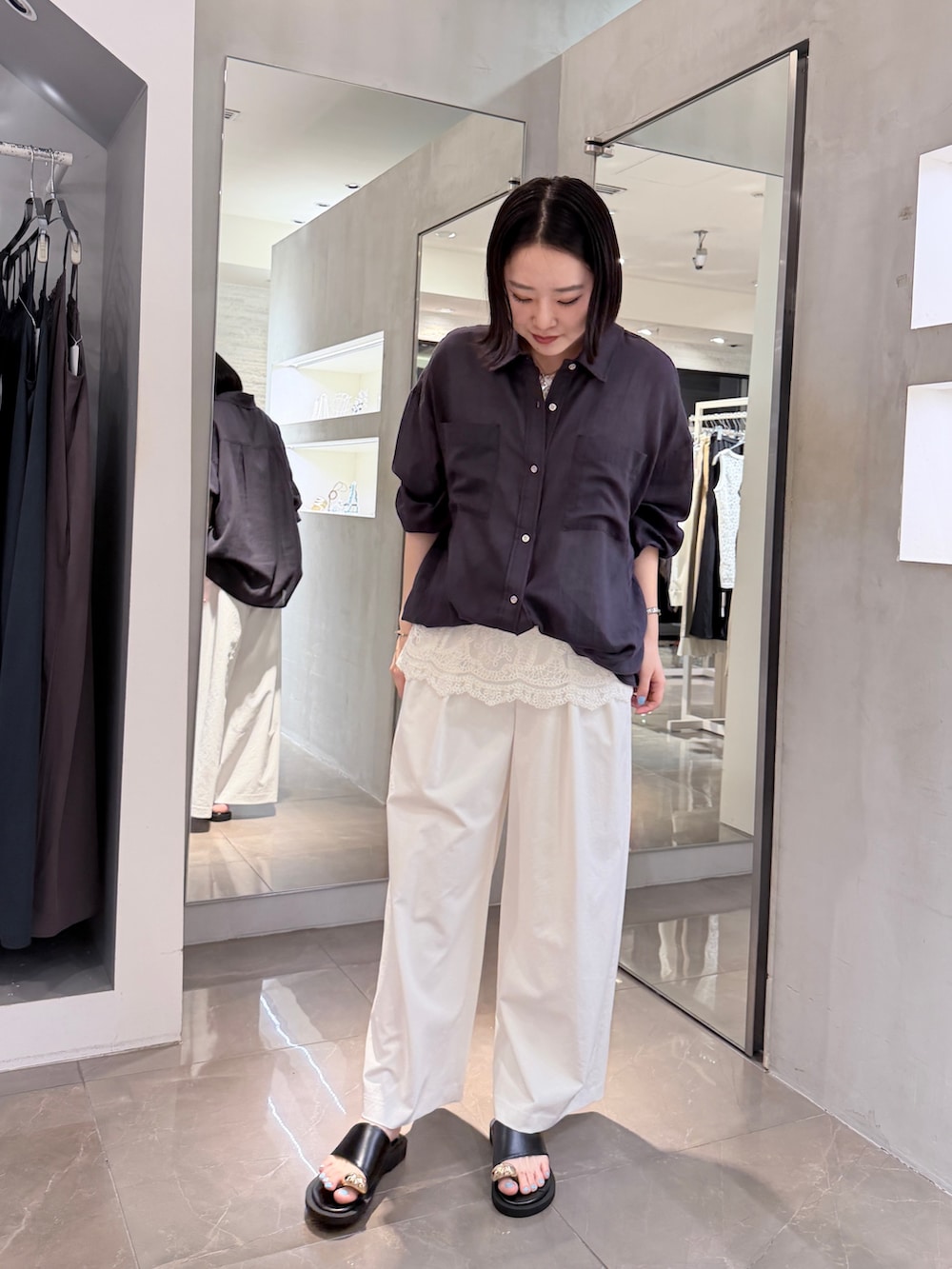 グレー系のシャツ/ブラウス、ホワイト系のシャツ/ブラウス、ホワイト系のその他パンツを着用したレディースの夏コーディネートの3枚目の写真