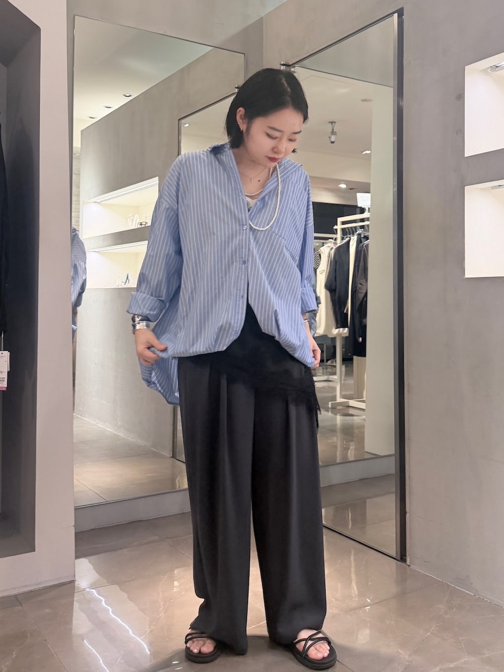 ブルー系のシャツ/ブラウス、ブラック系のシャツ/ブラウス、ブラック系のスラックスを着用したレディースの夏コーディネートの2枚目の写真