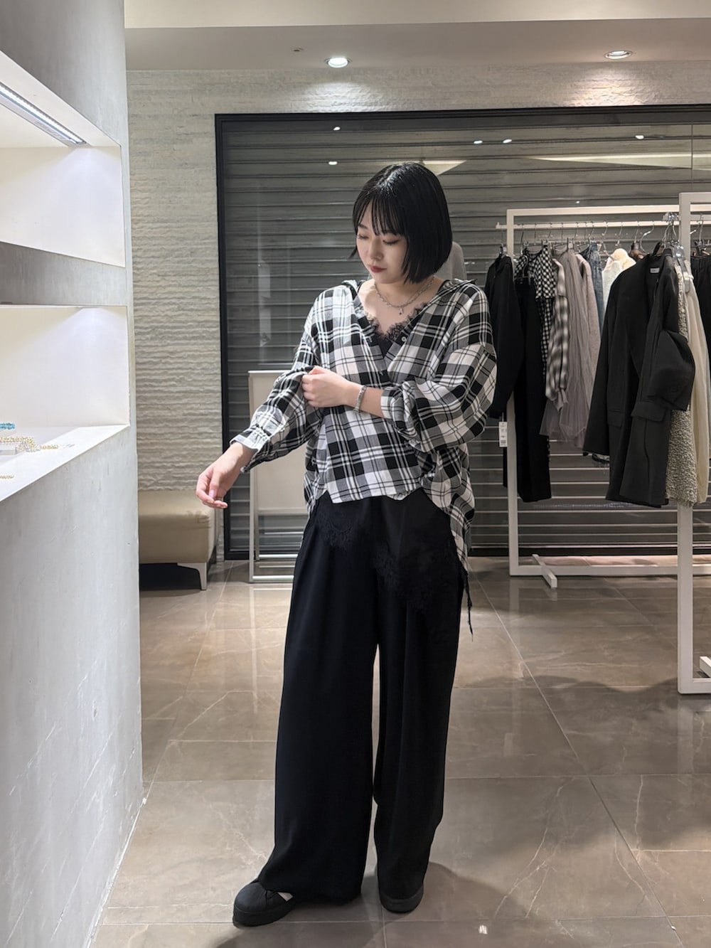 ブラック系のシャツ/ブラウス、ブラック系のシャツ/ブラウス、イエロー系のスラックスを着用したレディースの秋コーディネートの3枚目の写真