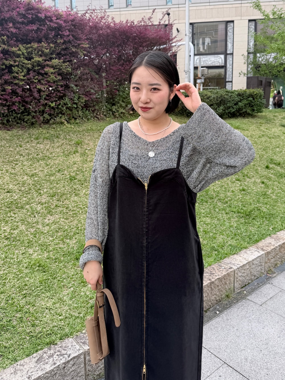 ブラック系のワンピース、ブラック系のニット/セーター、シルバー系のネックレスを着用したレディースの夏コーディネートの3枚目の写真