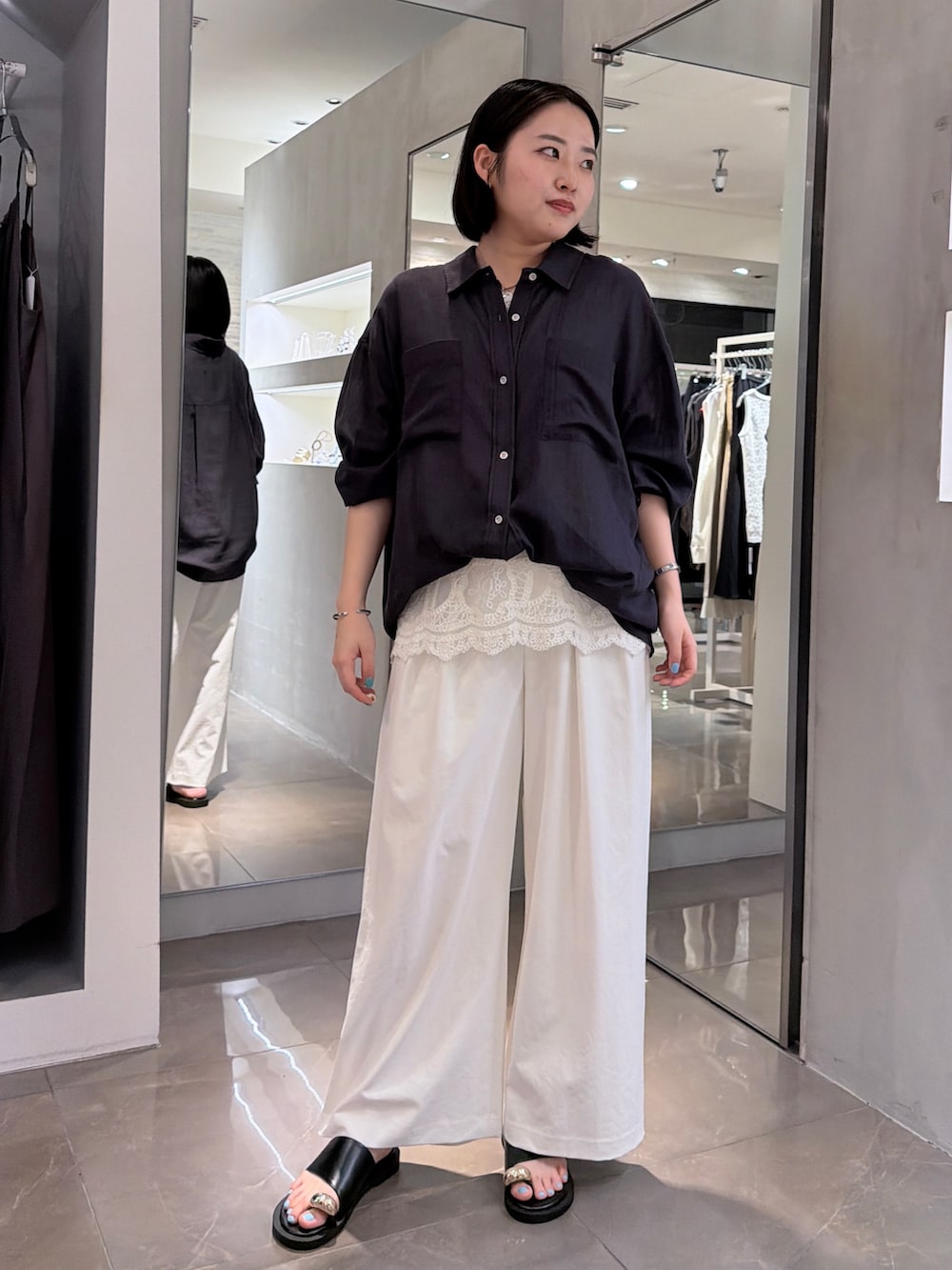 グレー系のシャツ/ブラウス、ホワイト系のシャツ/ブラウス、ホワイト系のその他パンツを着用したレディースの夏コーディネートの2枚目の写真
